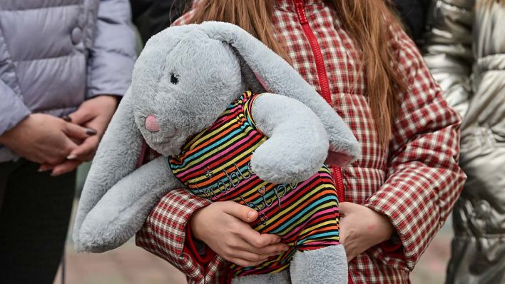Ein Mädchen der ukrainischen Familie Czuzman aus Lwiw (deutsch Lemberg) trägt bei ihrer Ankunft ein Kuscheltier im Arm. (Quelle: dpa/Patrick Pleul)