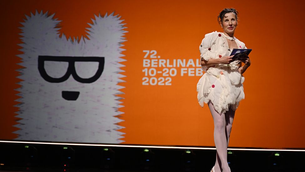 Schauspielerin Meret Becker führt bei der Eröffnungsveranstaltung der 72. Berlinale Internationalen Filmfestspiele durchs Programm. (Quelle: dpa/M. Skolimowska)