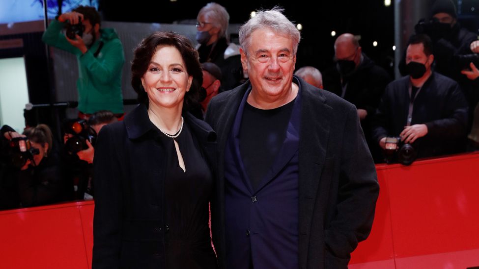 Schauspielerin Martina Gedeck und Ehemann Regisseur Markus Imboden kommen zu der Eröffnungsveranstaltung der 72. Berlinale Internationalen Filmfestspiele. (Quelle: dpa/G. Matzka)