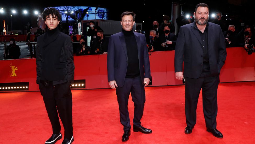 Regisseur François Ozon (M) kommt mit den Schauspielern Khalil Gharbia (l) und Denis Menochet zu der Eröffnungsveranstaltung der 72. Berlinale Internationalen Filmfestspiele. (Quelle: dpa/G. Matzka)