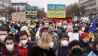Zahlreiche Menschen demonstrieren vor dem Brandenburger Tor gegen den russischen Angriff auf die Ukraine. (Quelle: dpa/J. Carstensen)