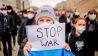 Zahlreiche Menschen demonstrieren unter anderem mit einem Plakat mit der Aufschrift «Stop war» (dt. Krieg beenden) vor dem Brandenburger Tor gegen den russischen Angriff auf die Ukraine. (Quelle: dpa/K. Nietfeld)