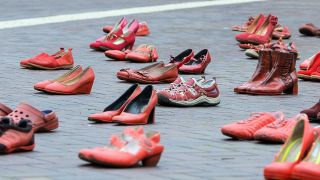 Rote Schuhe stehen am "Internationalen Tag gegen Gewalt an Frauen" im Innenhof des Brandenburger Landtages (Bild: dpa/Soeren Stache)