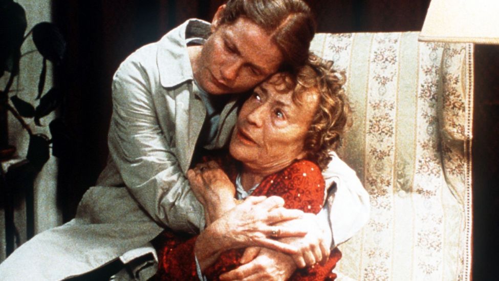 Filmstill: Die Klavierlehrerin Erika Kohut (Isabelle Huppert) umarmt in dem Kinofilm <<Die Klavierspielerin>> (Szenenfoto) ihre Mutter (Annie Girardot, r.). (Quelle: dpa/Concorde)