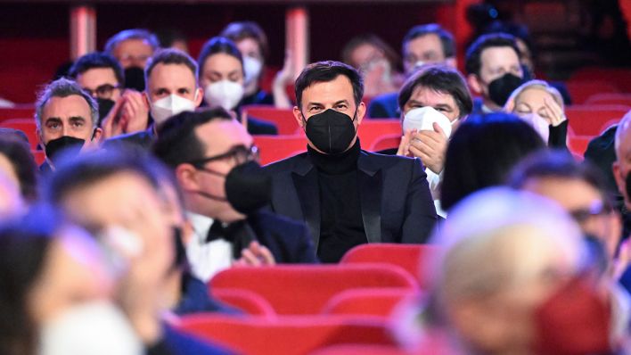 Regisseur François Ozon (M) sitzt bei der Eröffnungsveranstaltung der 72. Berlinale Internationalen Filmfestspiele. (Quelle: dpa/M. Skolimowska)