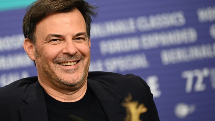 Regisseur François Ozon lacht während der Pressekonferenz zum Eröffnungsfilm «Peter von Kant». (Quelle: dpa/B. Pedersen)