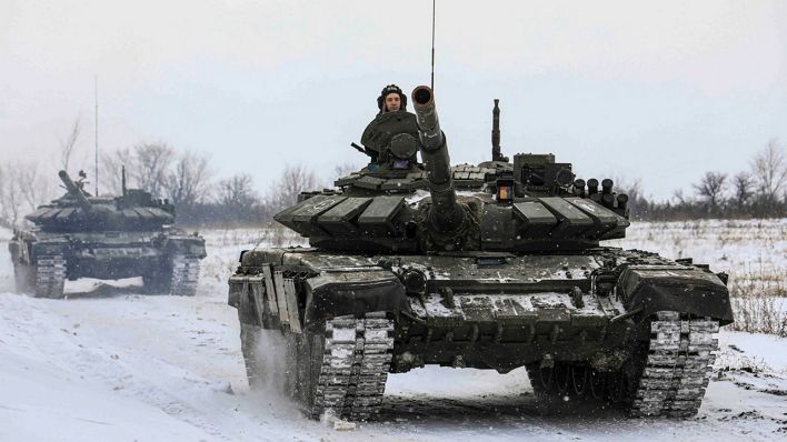 Auf diesem vom Pressedienst des russischen Verteidigungsministeriums zur Verfügung gestellten Foto rollen russische Panzer, während militärischer Übungen in der Region Leningrad, über das Feld. (Quelle: dpa/Russian Defense Ministry Press S)