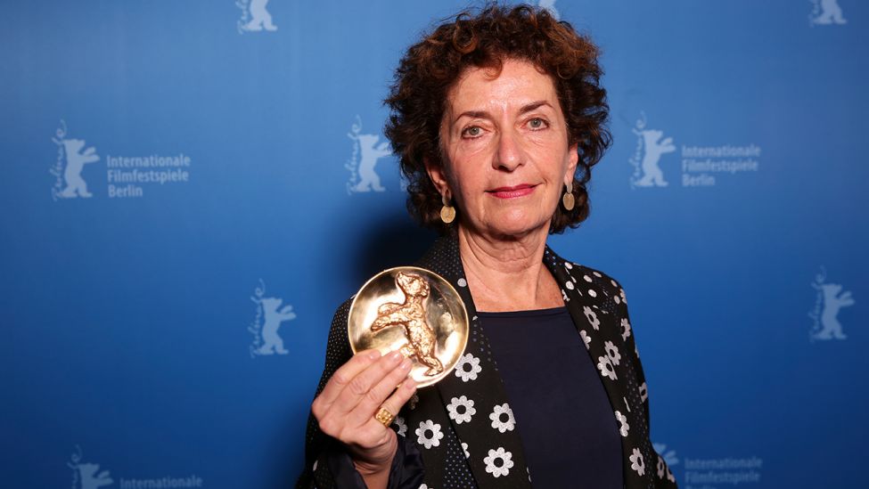 Die österreichische Filmemacherin Ruth Beckermann posiert mit dem 'Encounters Award for Best Film' für ihren Film 'Mutzenbacher' während eines Fototermins nach der Preisverleihung der 72. Berlinale Filmfestspiele. (Quelle: dpa/R. Hartmann)