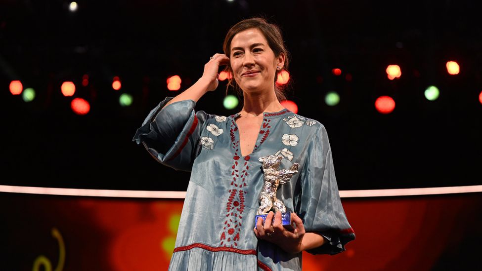 Resgisseurin Natalia Lopez Gallardo mit dem Silbernen Bären für den Preis der Jury für den Film "Robe of Gems" bei der Preisverleihung der Berlinale 2022 im Berlinale-Palast. (Quelle: dpa/M. Skolimowska)