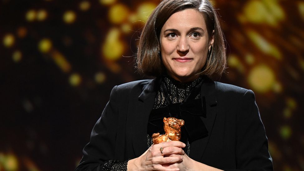 Carla Simon mit dem Goldenen Bären für den Besten Film für "Alcarras" bei der Preisverleihung der Berlinale 2022 im Berlinale-Palast. (Quelle: dpa/M. Skolimowska)