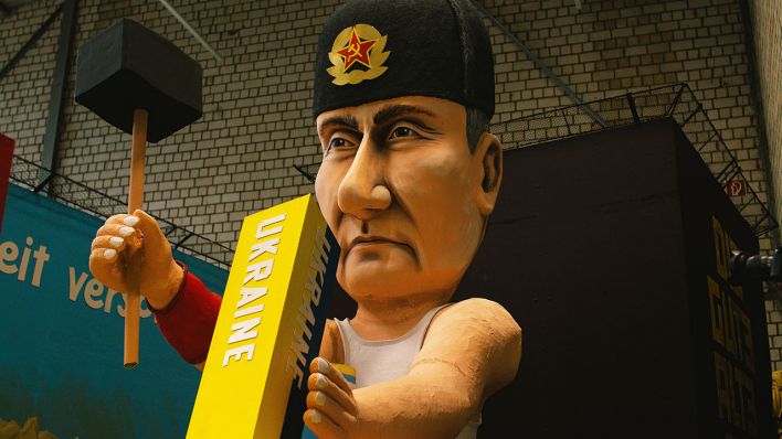 Faschingswagen beim Karneval zeigt Putin. (Quelle: dpa/Tang)