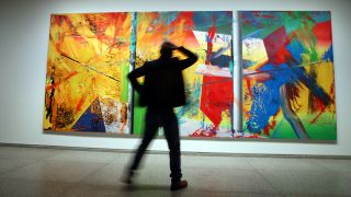 Ein Mann steht in der Neuen Nationalgalerie vor dem Bild «Atelier» von Gerhard Richter aus dem Jahr 1985. (Quelle: dpa/W. Kumm)