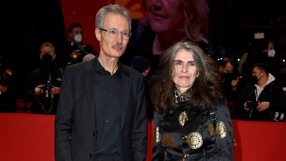 Rechtsanwalt Bernhard Docke und Drehbuchautorin Laila Stieler bei der Premiere des Kinofilms "Rabiye Kurnaz gegen George W. Bush" auf der Berlinale 2022. (Quelle: dpa/Geisler)