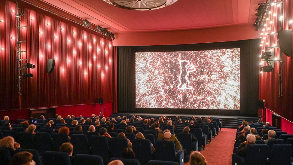 KinobesucherInnen sitzen zur Premiere des Films <<Komm mit mir in das Cinema - Die Gregors>> mit Masken und Abstand im Kinosaal vom Delphi-Filmpalast. (Quelle: dpa/J. Kalaene)
