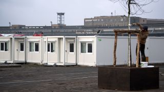 Archivbild: Fast 900 Container stehen am 01.12.2017 auf dem Gelände der Gemeinschaftsunterkünfte für Geflüchtete auf dem Tempelhofer Feld in Berlin.(Quelle: dpa/Bernd von Jutrczenka)