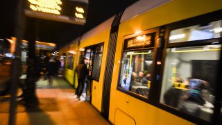 Symbolbild: Eine Tram hält abends an einer Berliner Haltestelle. (Quelle: dpa/C. Gateau)