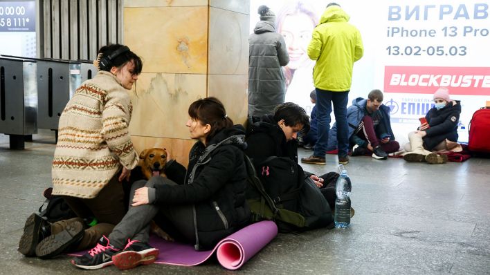 Symbolbild: Menschen in Kiew halten sich zur Sicherheit in einem U-Bahnhof auf. (Quelle: dpa/Ratynskyi)