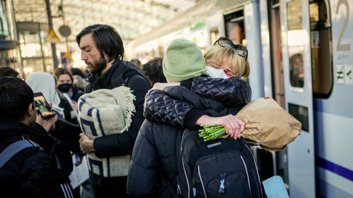 Olha Sidun (r) umarmt ihre Schwester Hanna nach ihrer Ankunft am Berliner Hauptbahnhof. Hanna Sidun ist vor dem Krieg in der Ukraine geflohen und hat drei Tage aus Kiew nach Berlin gebraucht. (Quelle: Kay Nietfeld/dpa)