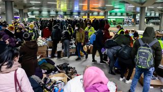 Symbolbild: Helfer versorgen ukrainische Flüchtlinge am Hauptbahnhof mit Kleidung. (Quelle: dpa/M. Hanschke)