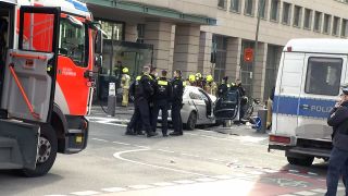 Polizei- und Feuerwehreinsatz nach einem Autounfall vor der britischen Botschaft in Berlin Mitte. (Quelle: rbb)