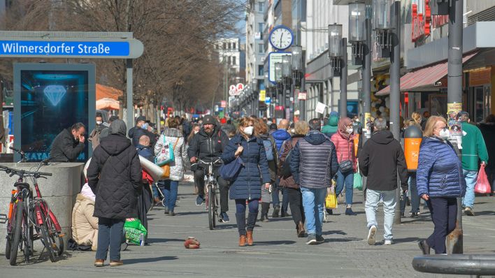 Symbolbild: Menschen mit Gesichtsmasken, Wilmersdorfer Straße, Berlin Charlottenburg. (Quelle: dpa/Joko)