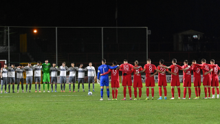 Die Spieler von Lichtenberg 47 und dem BFC Dynamo zeigen vor ihrem Spiel Solidarität mit der Ukraine (Bild: IMAGO/Matthias Koch)