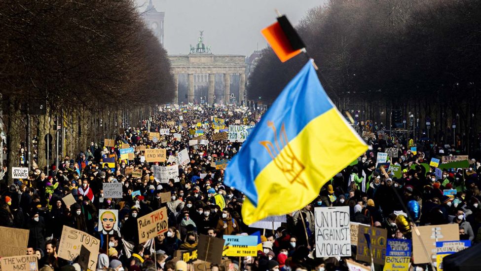 Mehrere Hunderttausend Menschen haben gegen den russischen Einmarsch in die Ukraine und fuer Frieden in Europa demonstriert. (Quelle: imago images/Florian Gaertner)