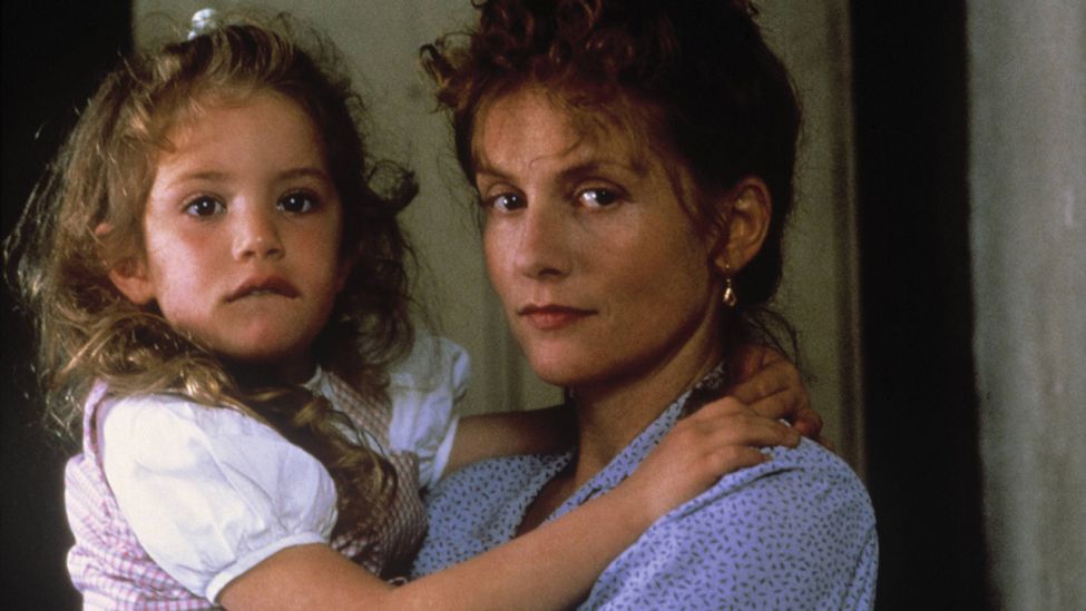 Filmstill: EINE FRAUENSACHE, Une affaire de femmes. Frankreich 1988, Regie: Claude Chabrol. Marie (ISABELLE HUPPERT) und die kleine Tochter Mouche (AURORE GAUVIN). (Quelle: imago images/kpa)