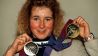 Claudia Pechstein präsentiert ihre allerersten olympischen Medaillen bei den Olympischen Winterspielen 1994 in Lillehammer (imago images/Camera 4)