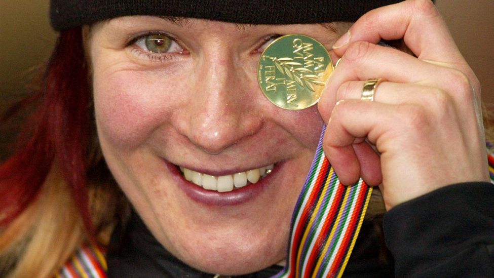 Claudia Pechstein präsentiert stolz eine ihrer Goldmedaillen (imago images/WEREK)