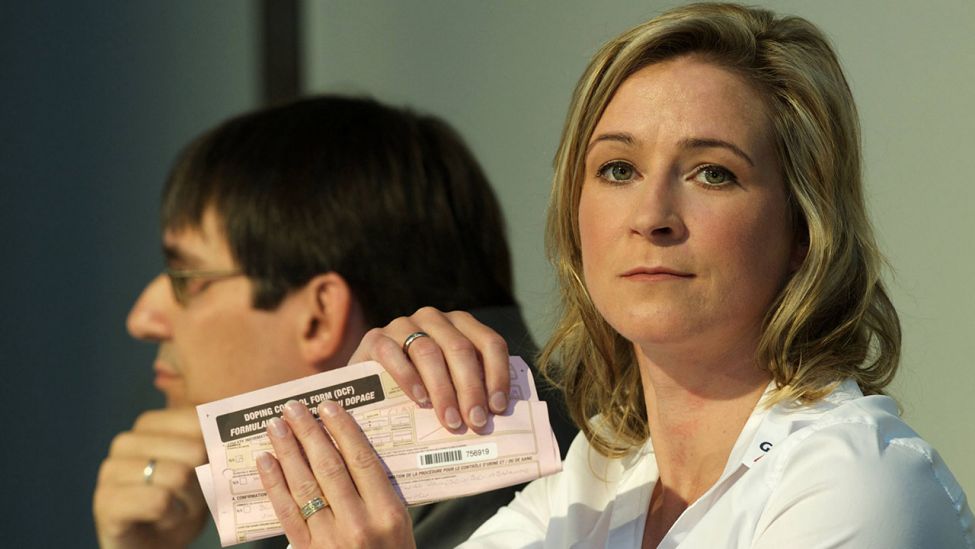 Claudia Pechstein äußert sich 2009 auf einer Pressekonferenz zu den Dopingvorwürfen gegen sie (imago images/Camera 4)