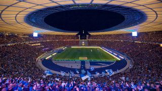Das ausverkaufte Berliner Olympiastadion. Bald dürfen zumindest wieder 10.000 Zuschauer das Stadion zu Veranstaltungen besuchen (imago images/Camera 4)