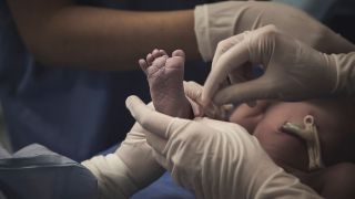 Ein Baby im Krankenhaus. (Quelle: imago images/Cavan Images)
