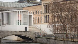Die Berliner Museumsinsel mit dem Museum für Vor- und Frühgeschichte, der James-Simon Galerie und dem Neuen Museum. Bild: imago-images/Dirk Sattler