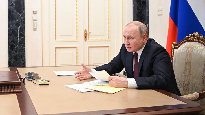Vladimir Putin am 17.02.2022 in Moskau. (Quelle: imago images/Aleksey Nikolskyi)