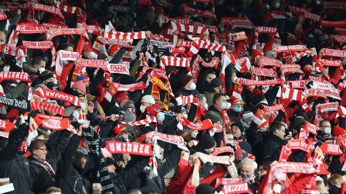 Union-Fans im Stadion An der Alten Försterei heben ihre Schaals (imago images/Nordphoto)