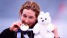 Claudia Pechstein beißt in ihre Goldmedaille bei den Olympischen Winterspielen in Nagano 1998 (imago images/Laci Perenyi)
