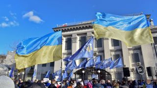 Ukrainische Fahnen wehen bei einer Protestkundgebung am 22.02.2022 vor der russischen Botschaft in Kiew (Quelle: imago images/Ukrinform)