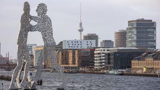 Kunstwerk Molecule Man und Skyline der Medienstadt an der Spree in Berlin. 30.01.2022 (Quelle: www.imago-images.de/Dirk Sattler)