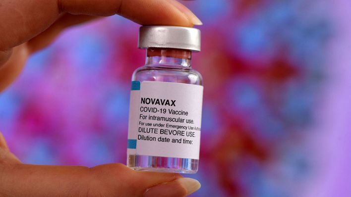 Eine Ampulle des Corona-Impfstoffs Novavax (Bild: imago images / MIS)