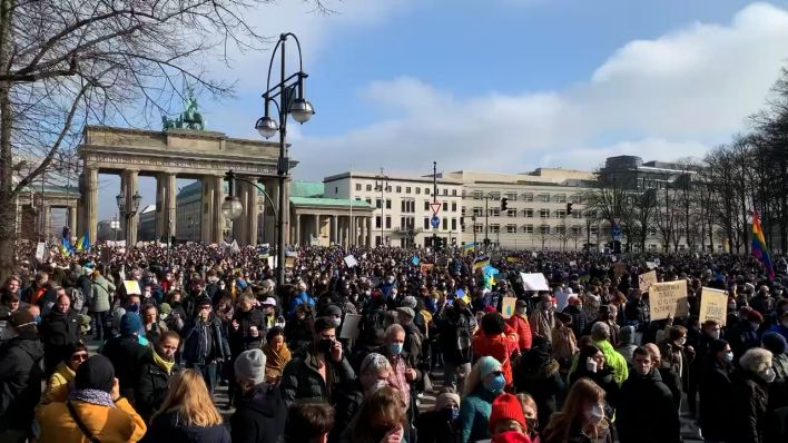 Menschen demonstrieren vor dem Brandenburger Tor gegen den Krieg in der Ukraine. (Bild: rbb)