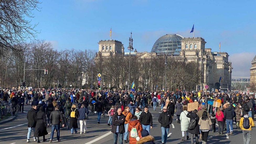 Hunderttausende demonstrieren in Berlin gegen Angriff auf Ukraine (Quelle: rbb)