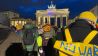 Menschen singen vor dem Brandenburger Tor (Quelle: rbb)