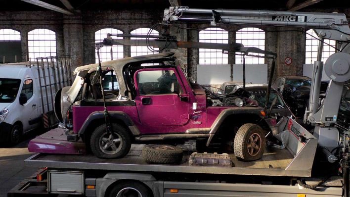 Der Abtransport des Jeeps für die Ausstellung im Technikmuseum (Quelle: rbb/Jan Wiese)