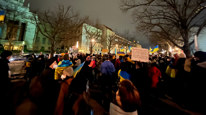 Mehrere hundert Menschen demonstrieren am 22.2.22 vor der russischen Botschaft gegen Putins Ukraine-Politik (Bild: rbb)