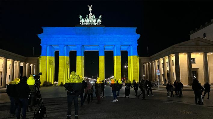 Das Brandenburger Tor erstrahlt in den ukrainischen Nationalfarben blau-gelb (Quelle: rbb/T. Schwiesau) Das Brandenburger Tor erstrahlt in den ukrainischen Nationalfarben blau-gelb (Quelle: rbb/T. Schwiesau)