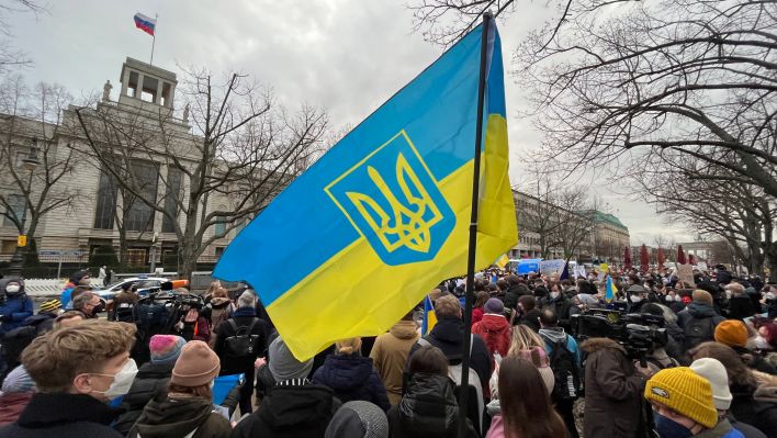 Vor der russischen Botschaft in Berlin protestieren mehrere Hundert Menschen aus Solidarität mit der Ukraine. (Quelle: rbb/S. Wenzel)