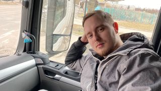 Oleg sitzt als Beifahrer in dem Transporter. (Quelle: privat)