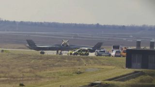 Zwei US-Militärflugzeuge am Samstagnachmittag auf dem Flughafen BER. (Quelle: TV News Kontor)
