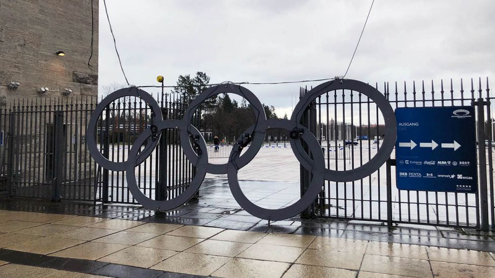 Die abgehängten olympischen Ringe liegen vor dem Olympiastadion (Quelle: Olympiastadion Berlin GmbH)